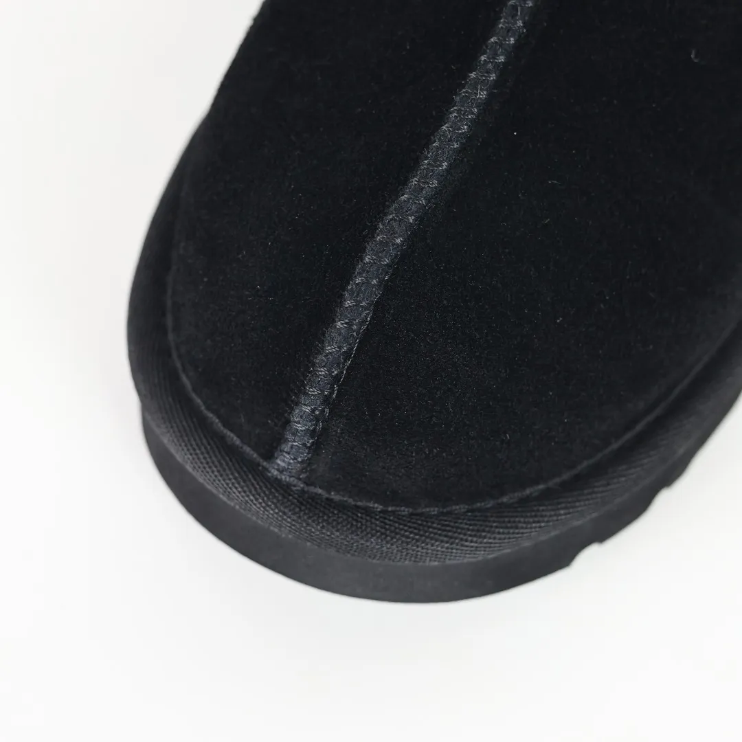 Pick up locally 💰520 Core recommendation with good price It is a very suitable choice for home use. In recent years, uug has launched a series of styles, which are partially geared towards the preferences of young consumers and have also moved to the forefront of fashion trends. Shoe body material: water-repellent coated suede upper, 17 mm UGGPURE™ implantable wool insole, lightweight non-slip and comfortable rubber outsole, with brand LOGO and trademark, with full packaging Size: 35 36 37 38 39 40